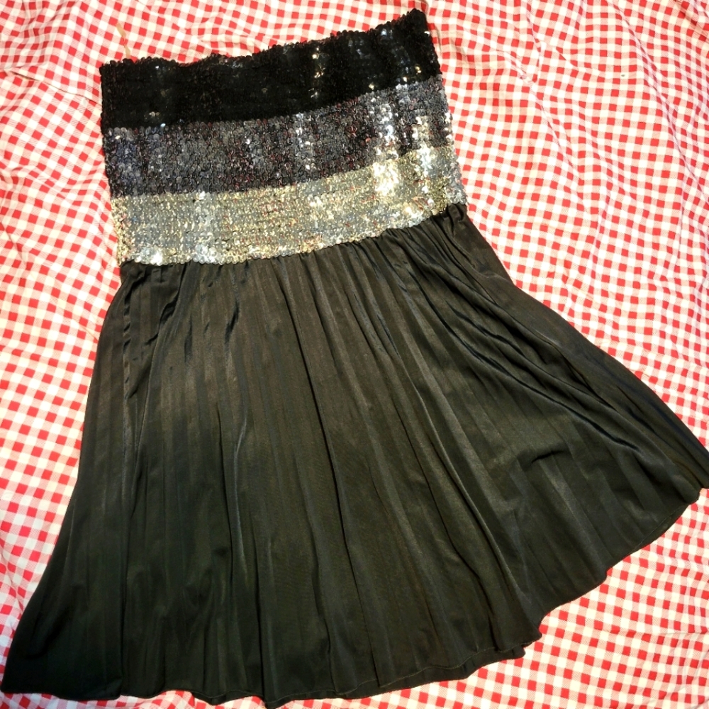 Shimmer and pleated top..sz 1x... Black, Silver and Grey.